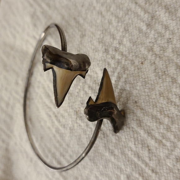 Adjustable cuff with Shark 🦈 Teeth - Picture 3 of 3